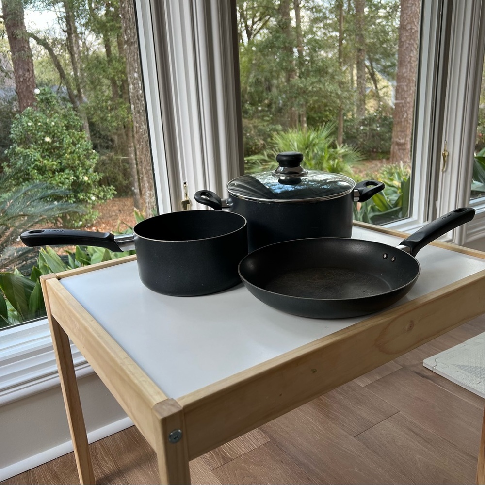 Large frying pan with black handle (pots not included)